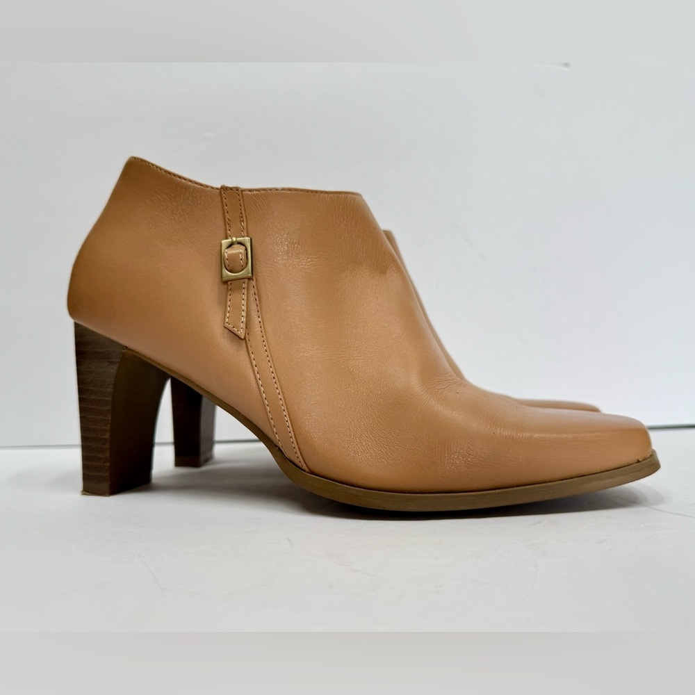 Markon Leather Ankle
Square toed Boots. Size 7 Tan Leather Ankle Boots